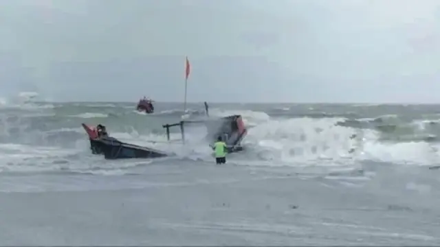 ৮ জেলে উদ্ধার, নিখোঁজ ৫