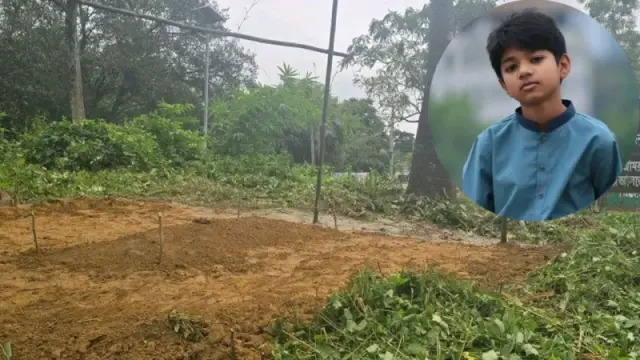 বাড়ির পাশেই চিরনিদ্রায় শায়িত অপ্রতিম