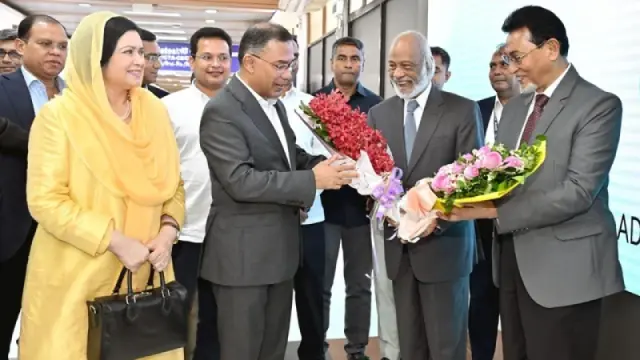 দেশে ফিরলেন প্রধানমন্ত্রী