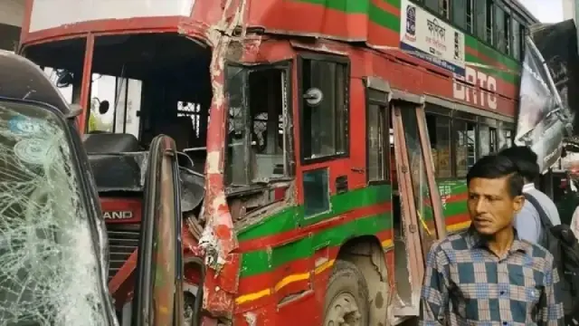 দুর্ঘটনায় দুমড়েমুচড়ে গেল ঢাবির বাস, আহত ৮