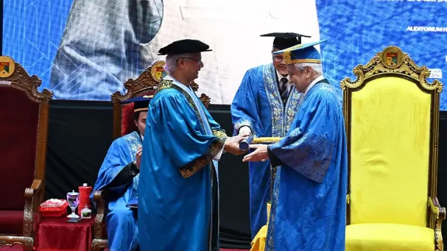 ইউকেএম থেকে সম্মানসূচক ডক্টরেট ডিগ্রি পেলেন প্রফেসর ইউনূস