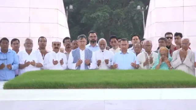 জিয়াউর রহমান ও খালেদা জিয়ার সমাধিতে তারেক রহমানের শ্রদ্ধা