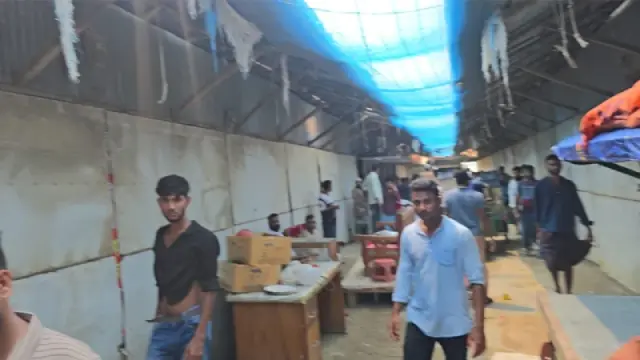 কুয়াকাটায় ২০ দোকান দখলে নিয়ে তালা, বিএনপি নেতাকর্মীদের বিরুদ্ধে অভিযোগ