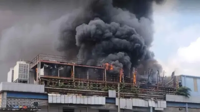 মহাখালীতে ব্রিটিশ টোব্যাকোর ভবনে আগুন