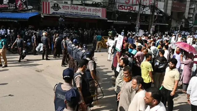 মতিঝিলে ইসলামী ব্যাংকের সামনে গ্রাহক ফোরাম ও চাকরিচ্যুতদের মধ্যে সংঘর্ষ