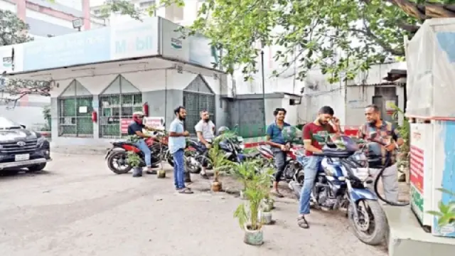 তিন কারণে কেটেছে তেলের সংকট