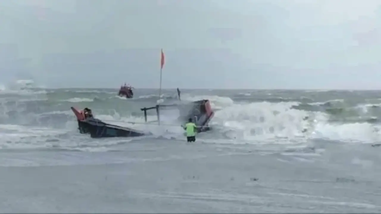 ৮ জেলে উদ্ধার, নিখোঁজ ৫