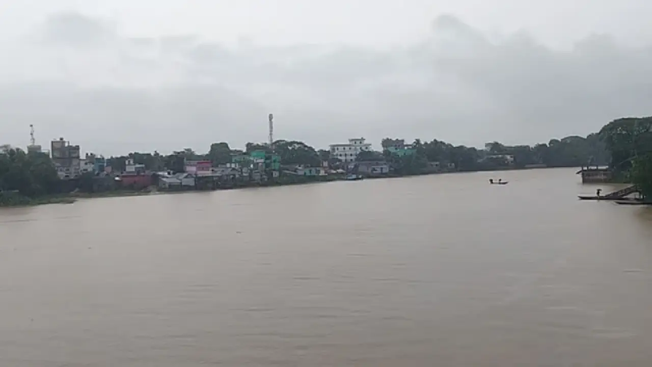 বন্যার শঙ্কা দেশের ৫ জেলায় ,  বিপৎসীমার ওপরে ৪ নদীর পানি