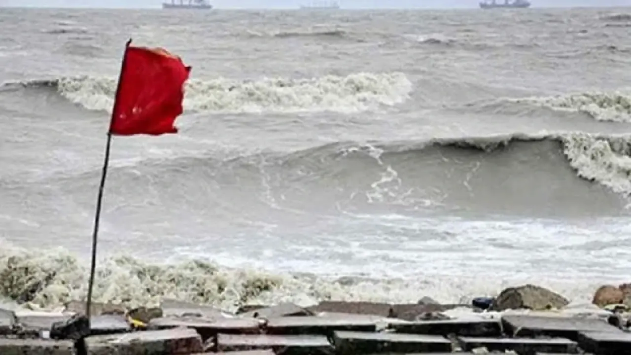 চার সমুদ্রবন্দরে ৩ নম্বর সতর্কসংকেত