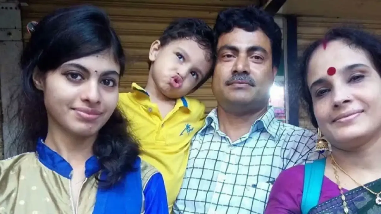 ছাদে পড়েছিল শিক্ষকের মরদেহ, সিঁড়িতে স্ত্রী-কন্যার, খাটের নিচে ছেলের
