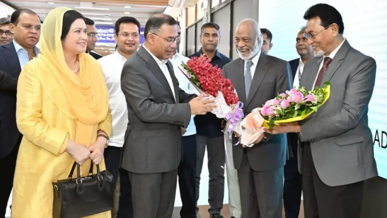 দেশে ফিরলেন প্রধানমন্ত্রী