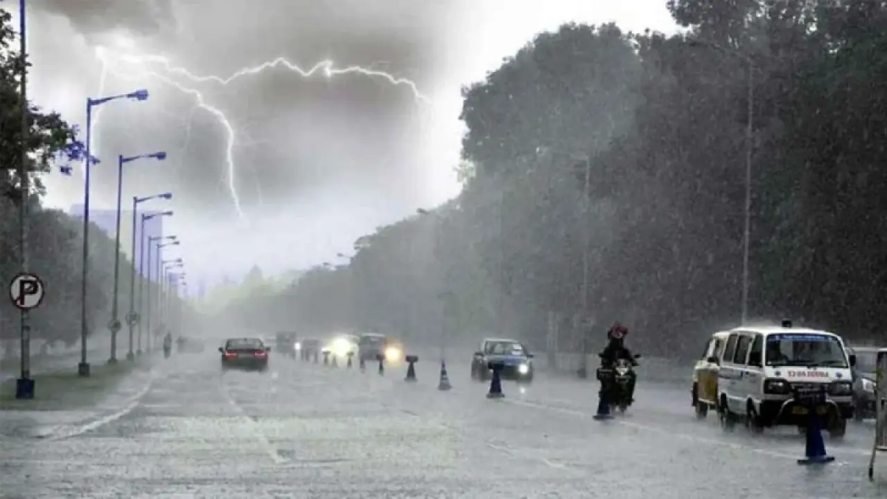 ঢাকায় বজ্রপাত সহ বৃষ্টির আভাস, কমবে তাপমাত্রা