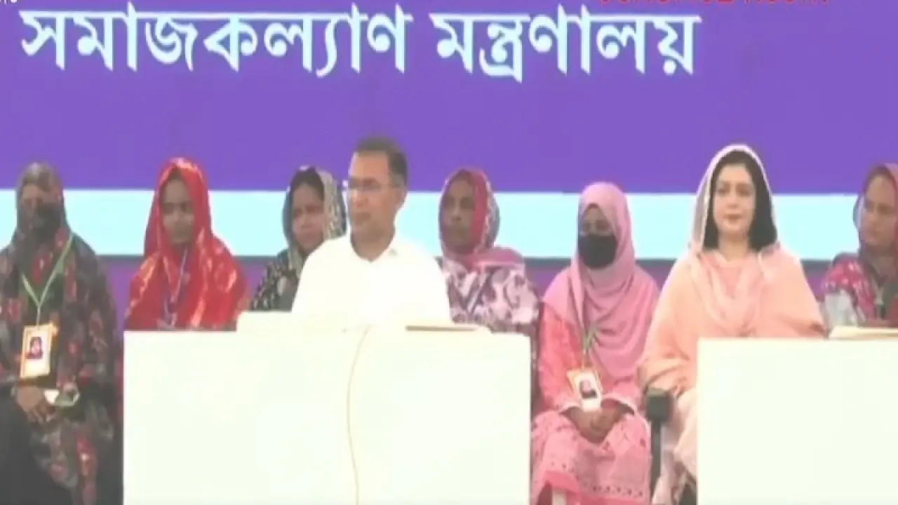 ফ্যামিলি কার্ড’ বিতরণ অনুষ্ঠানে প্রধানমন্ত্রী