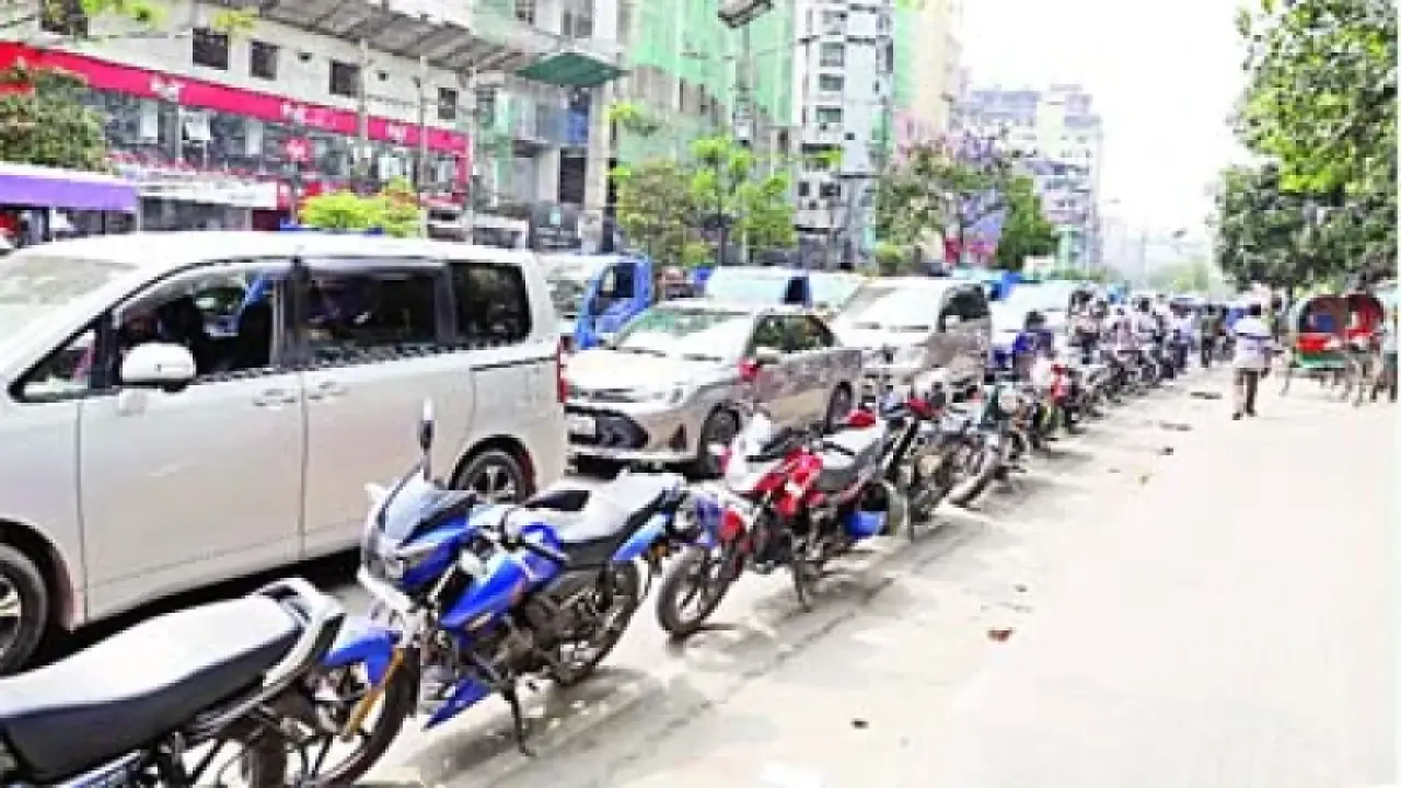 জ্বালানি সংকটে নাজেহাল নগরবাসী, পাম্পের তেল যাচ্ছে খোলাবাজারে