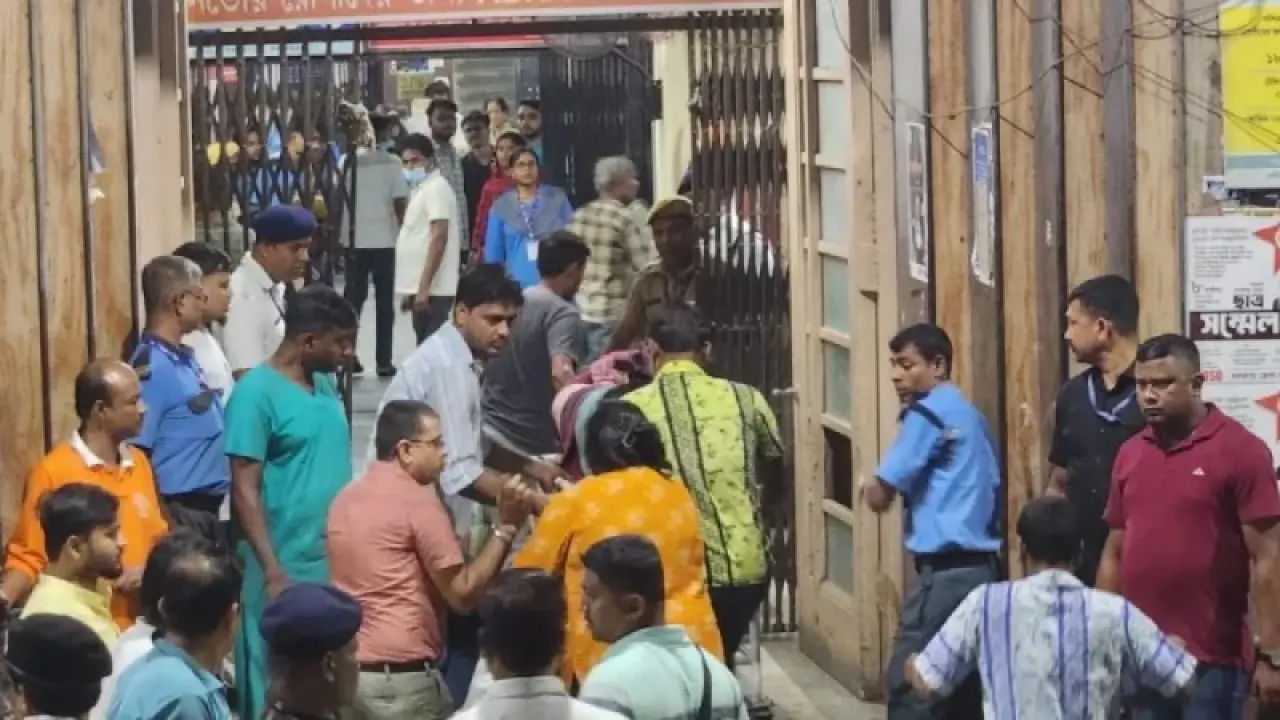 কলকাতায় দুর্গাপূজার মণ্ডপে পদদলিত হয়ে নিহত ১৯