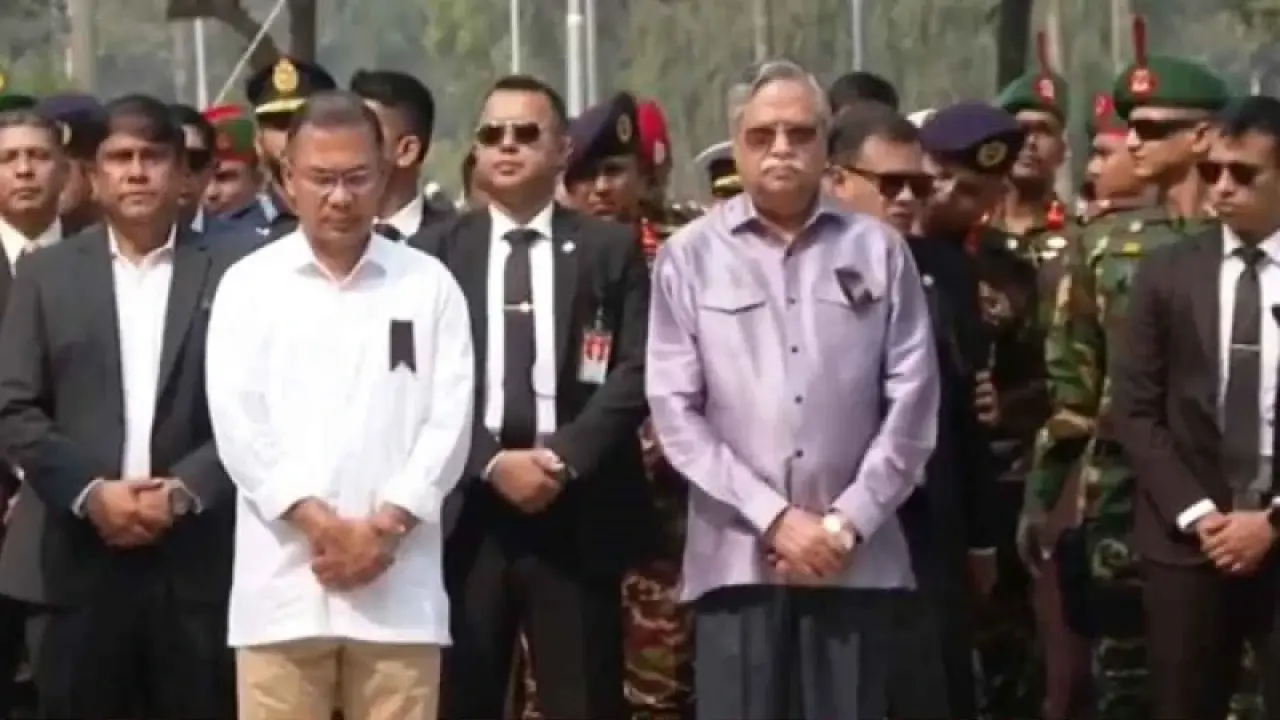 পিলখানা হত্যাকাণ্ডে শহীদদের কবরে রাষ্ট্রপতি ও প্রধানমন্ত্রীর শ্রদ্ধা