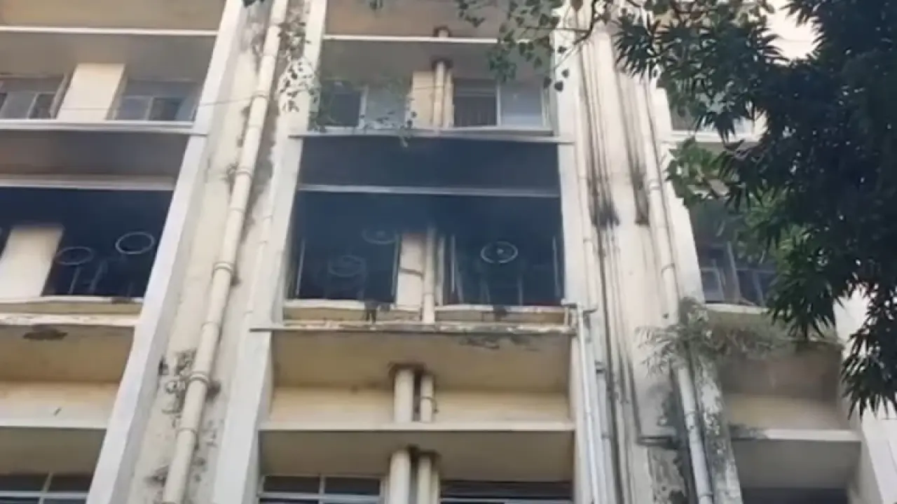 শাহবাগে বাংলাদেশ মেডিকেল বিশ্ববিদ্যালয় হাসপাতালে অগ্নিকাণ্ড