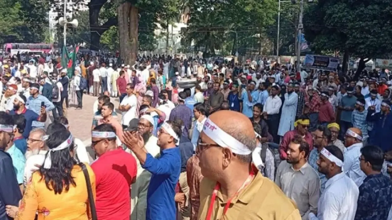 তিন দাবিতে প্রাথমিক শিক্ষকদের অবস্থান কর্মসূচি চলছে